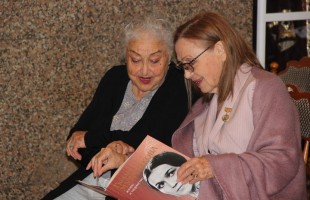 В Башдрамтеатре им.М.Гафури состоялась презентация книги «Из-под шапки-невидимки» памяти Гюлли Мубаряковой