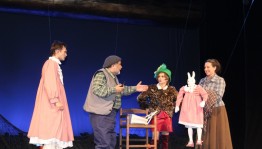 Национальный молодежный театр представил премьеру спектакля «Удивительное путешествие кролика Эдварда»